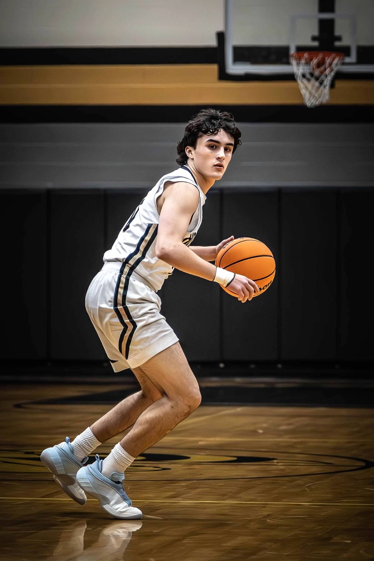 Ryder DeVoe driving to the basket